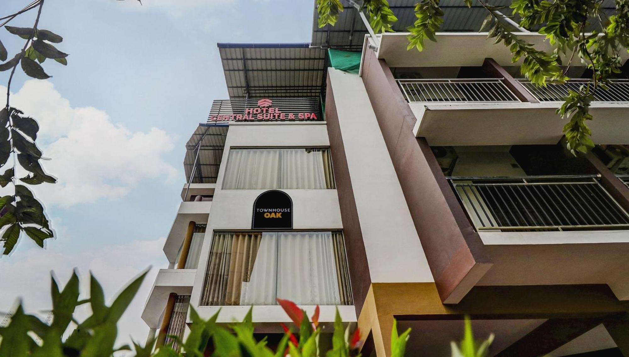 Townhouse Oak Central Suits Kozhikode Exterior photo
