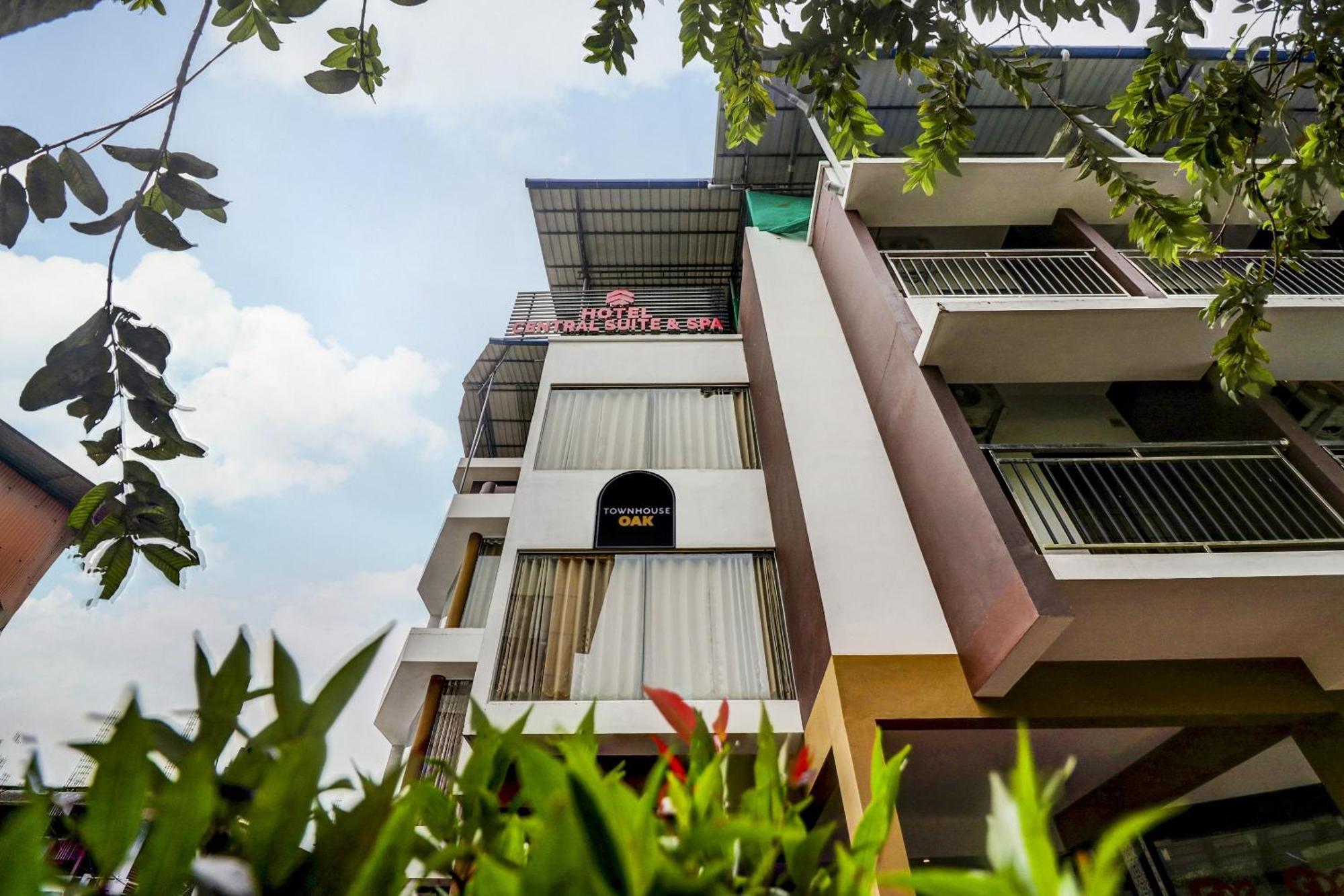 Townhouse Oak Central Suits Kozhikode Exterior photo